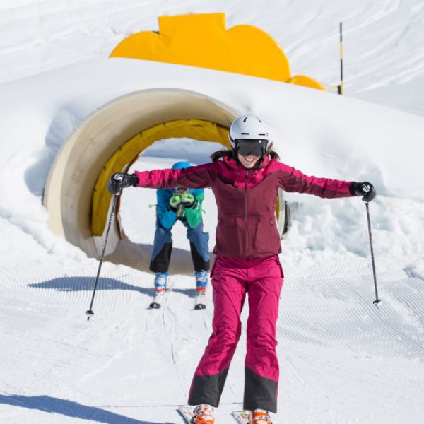 Kinderen gaan door een tunneltje