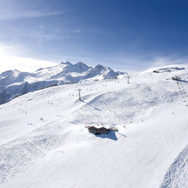 Berg met skiliften