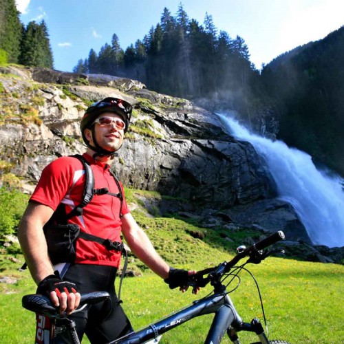 fietser bij waterval 