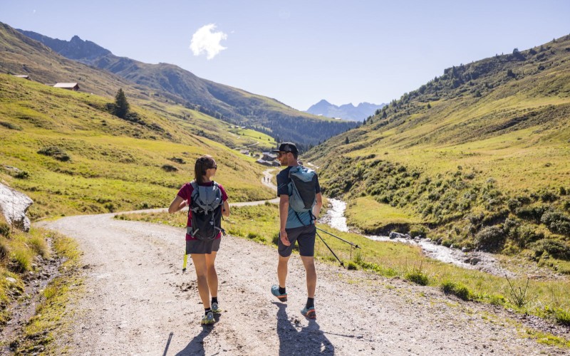 Genieten van rust, ruimte en natuur Wandelaars in de zomer