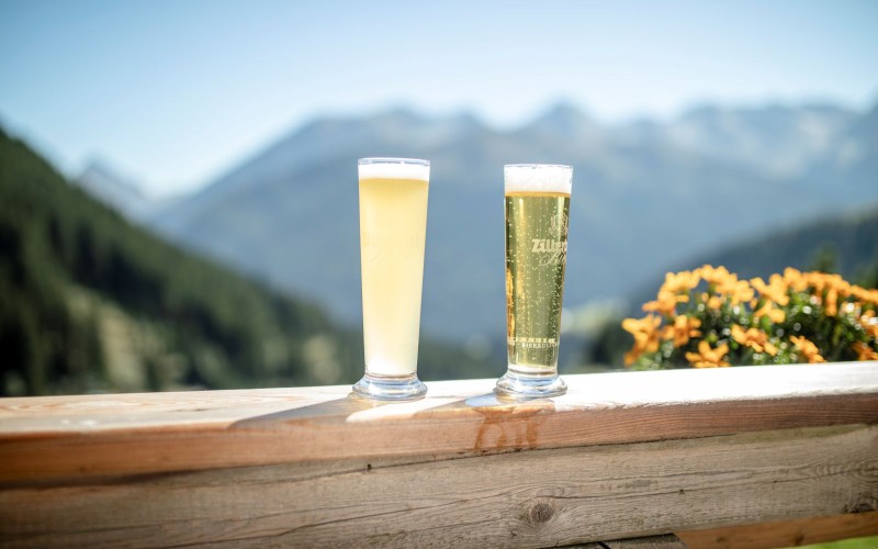 Koud biertje op de rand van het balkon