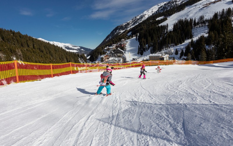 kinderen skien op de piste
